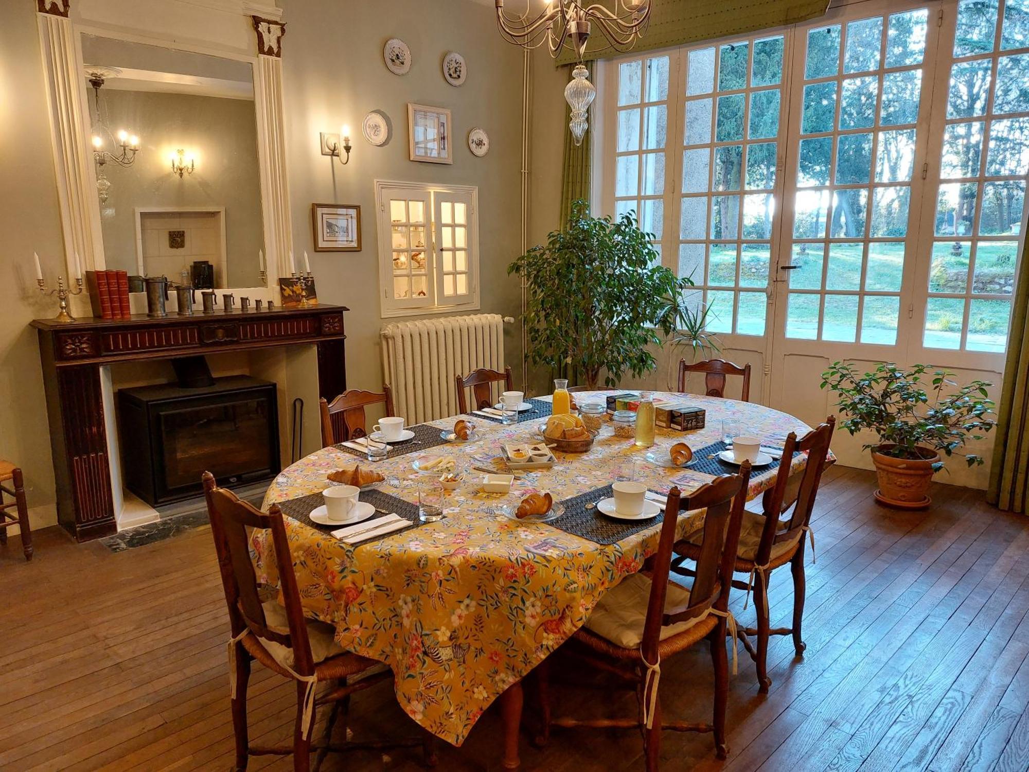 Manoir Du Bellay Bed & Breakfast *